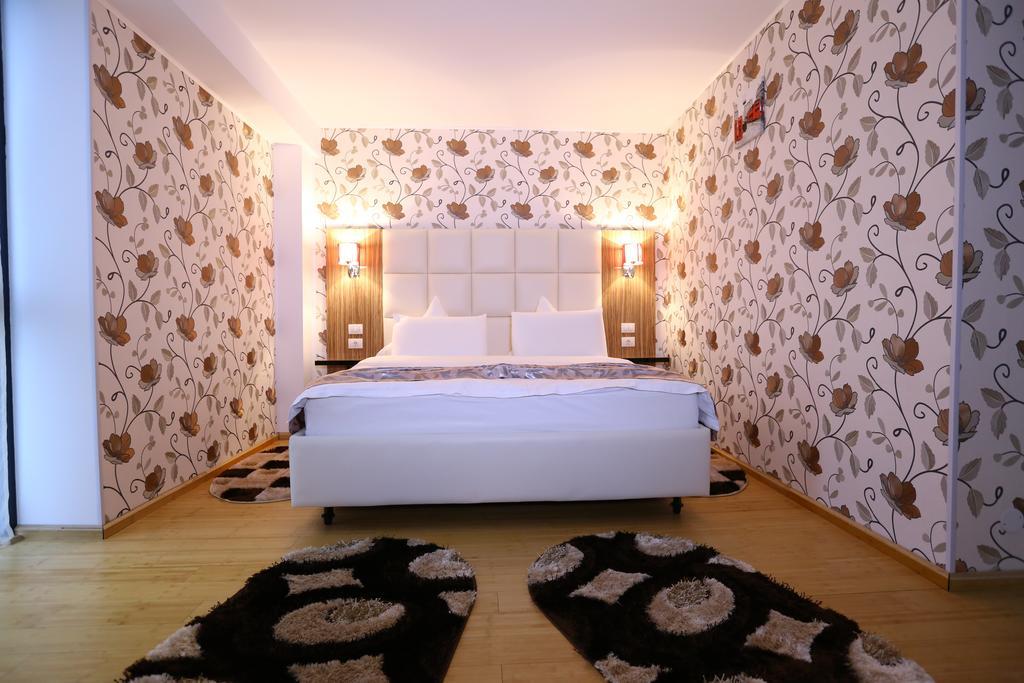 Hotel Articus Craiova Buitenkant foto