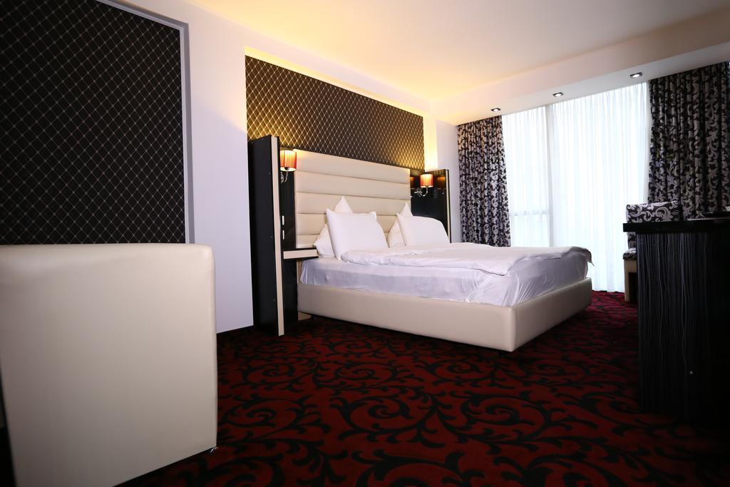 Hotel Articus Craiova Buitenkant foto