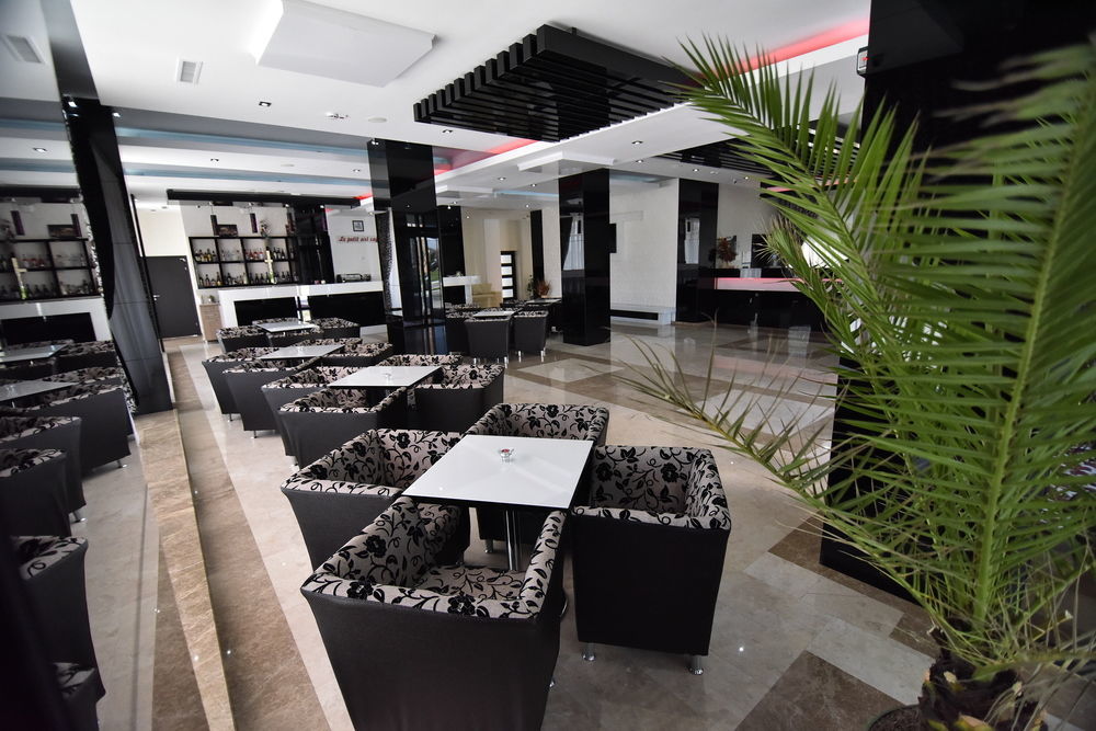 Hotel Articus Craiova Buitenkant foto