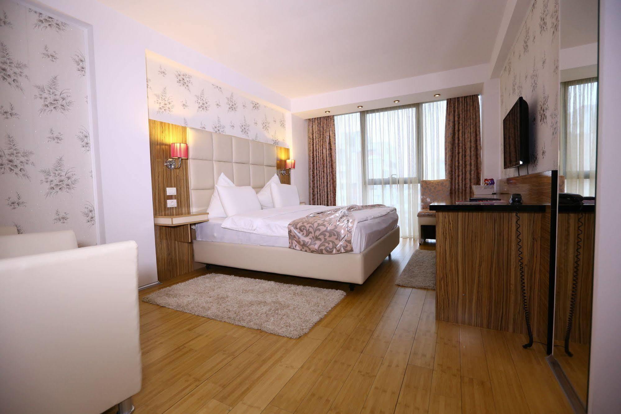 Hotel Articus Craiova Buitenkant foto