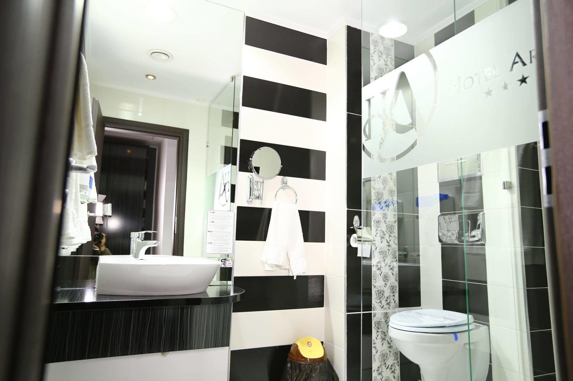 Hotel Articus Craiova Buitenkant foto