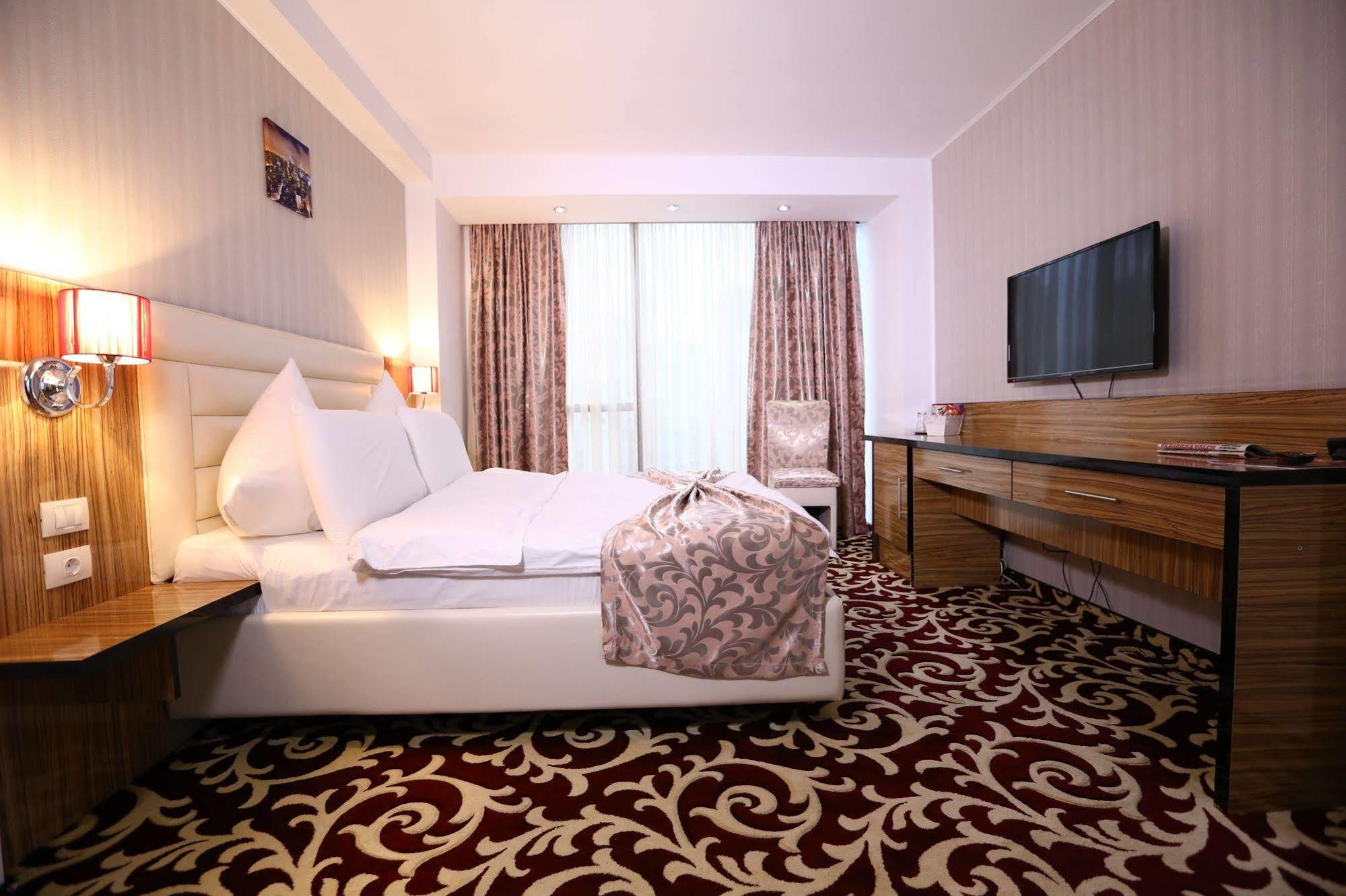 Hotel Articus Craiova Buitenkant foto