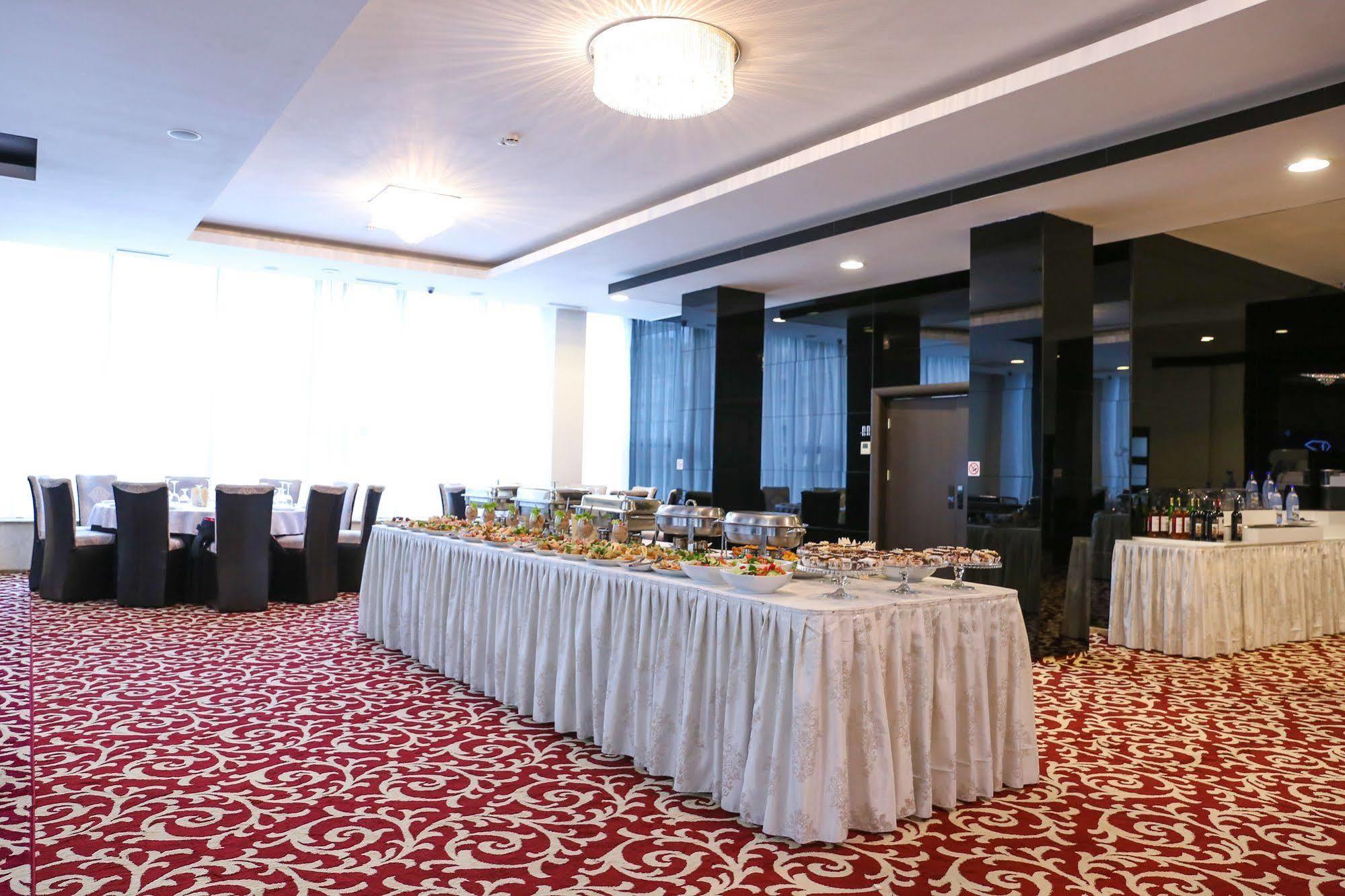 Hotel Articus Craiova Buitenkant foto
