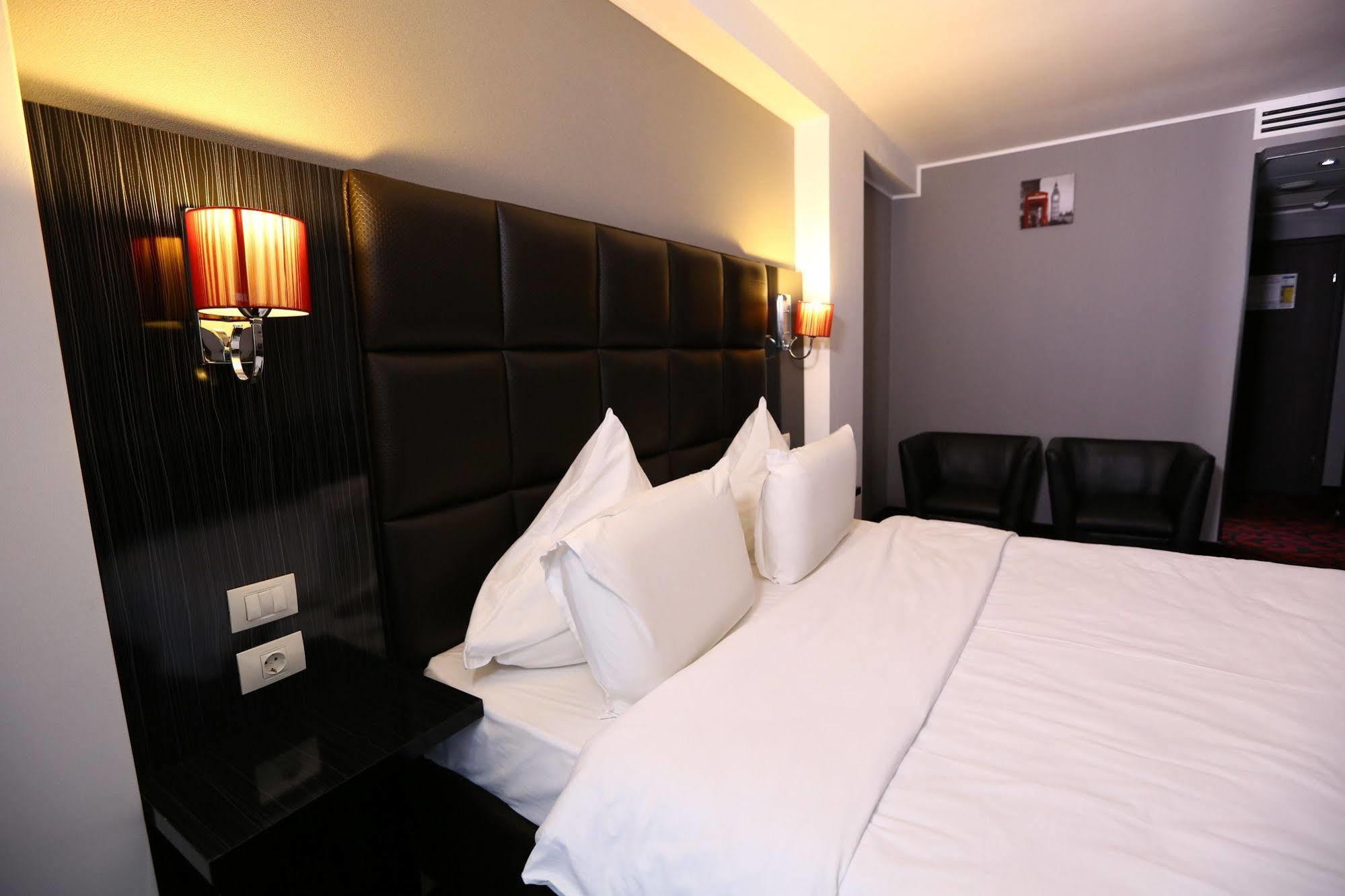 Hotel Articus Craiova Buitenkant foto