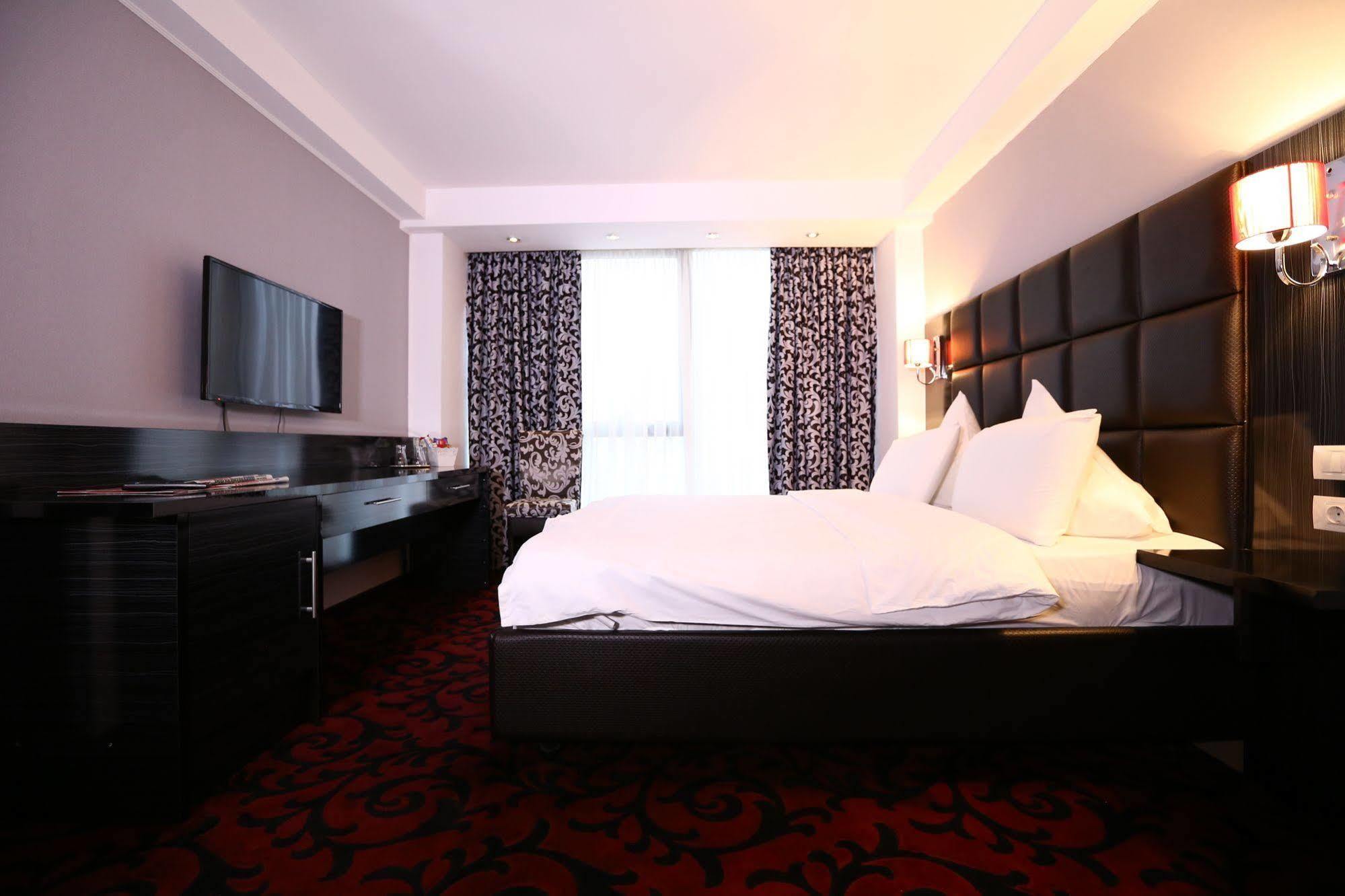Hotel Articus Craiova Buitenkant foto