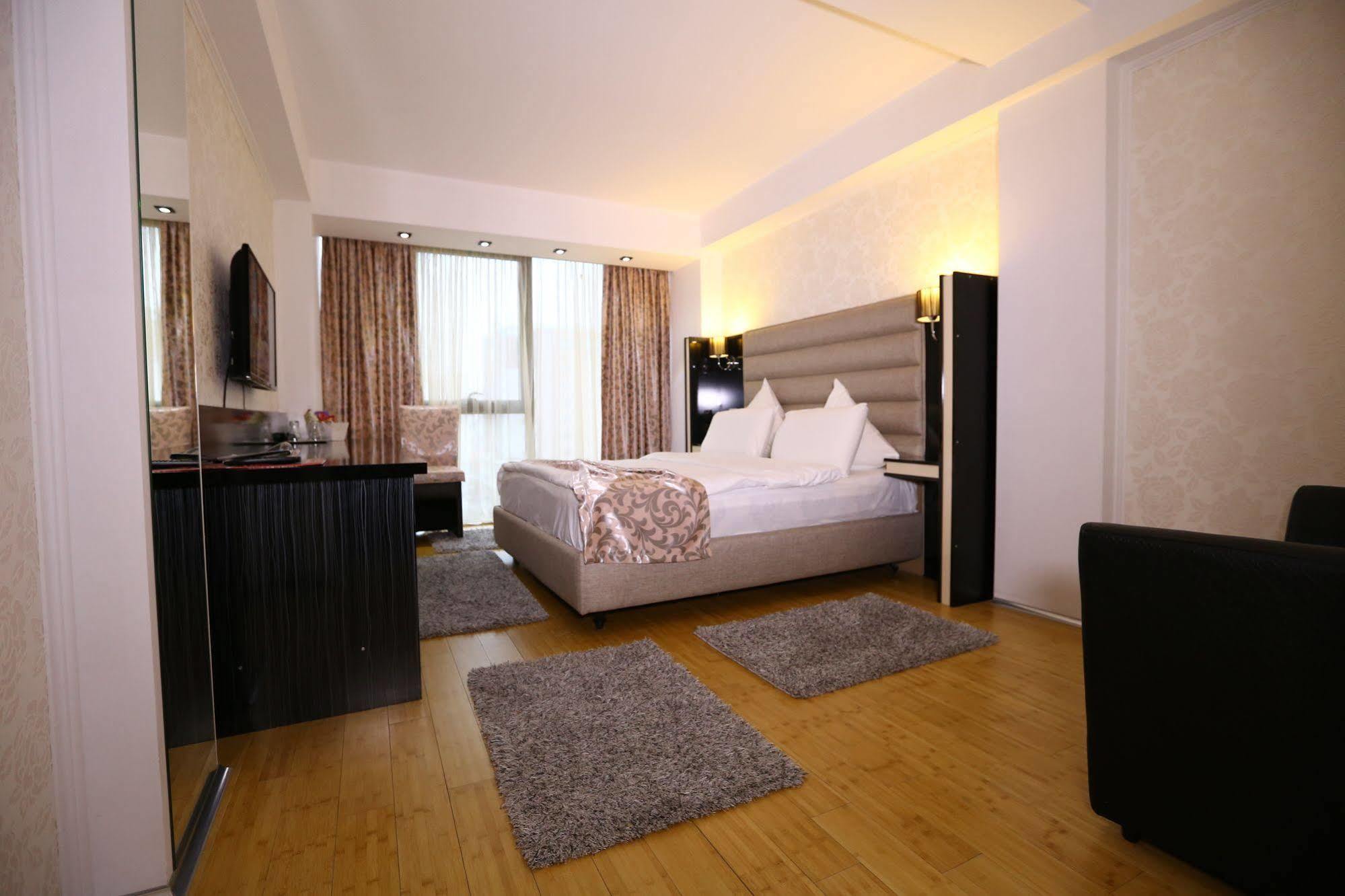 Hotel Articus Craiova Buitenkant foto