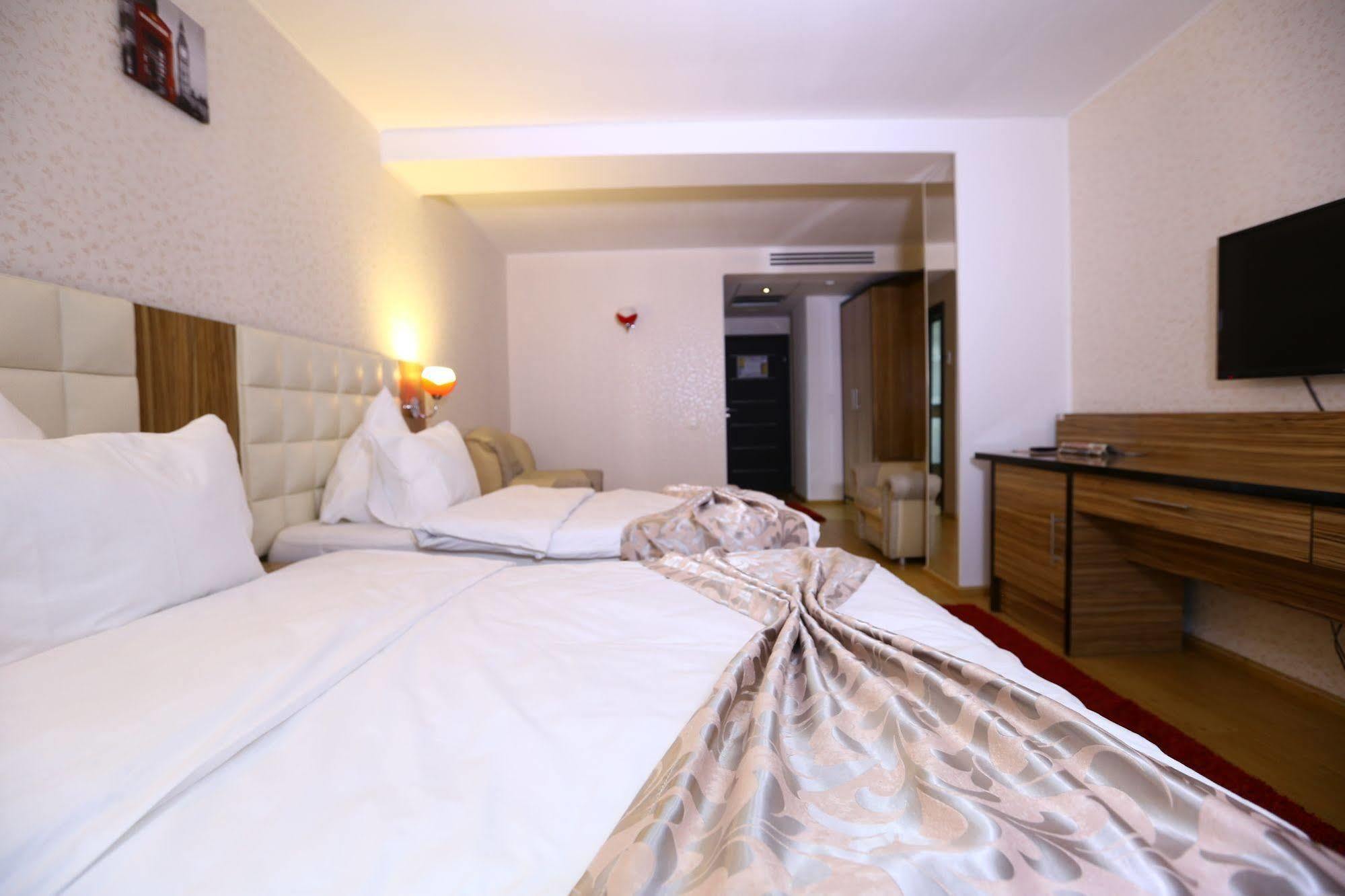 Hotel Articus Craiova Buitenkant foto