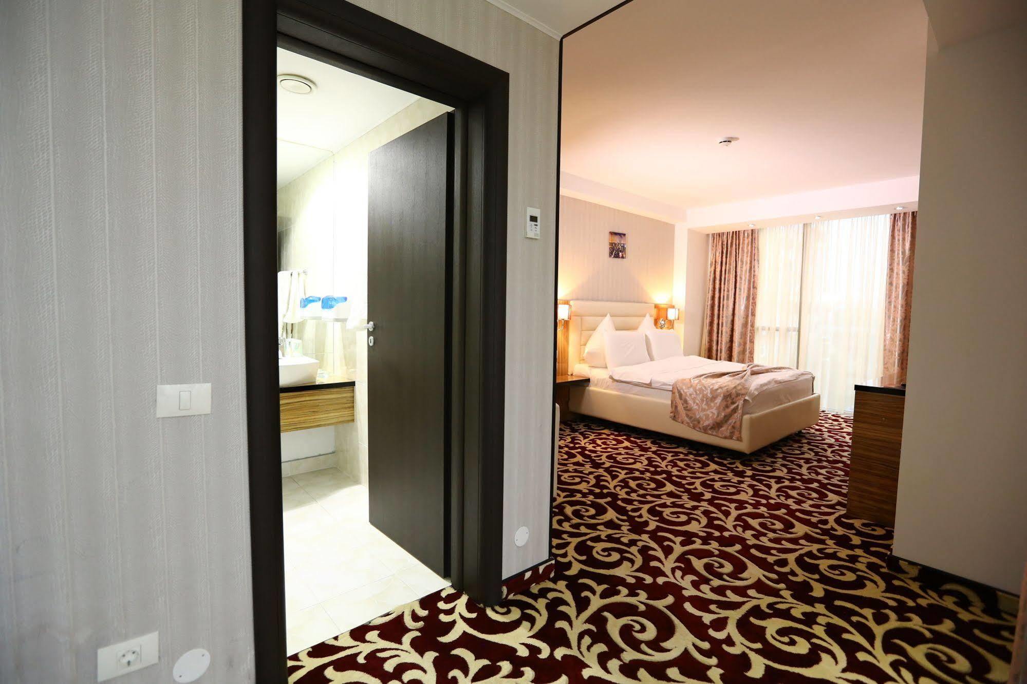Hotel Articus Craiova Buitenkant foto