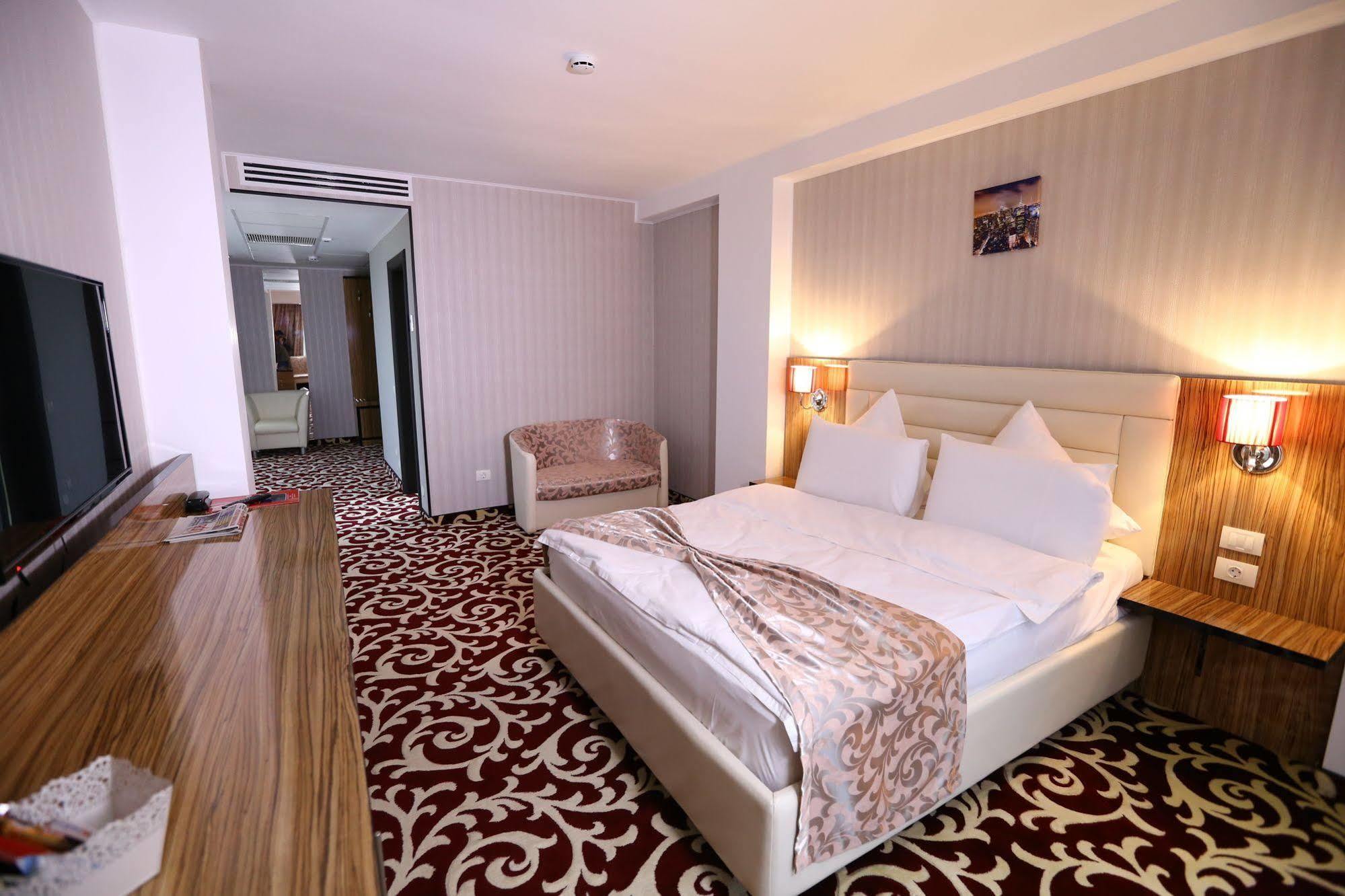 Hotel Articus Craiova Buitenkant foto