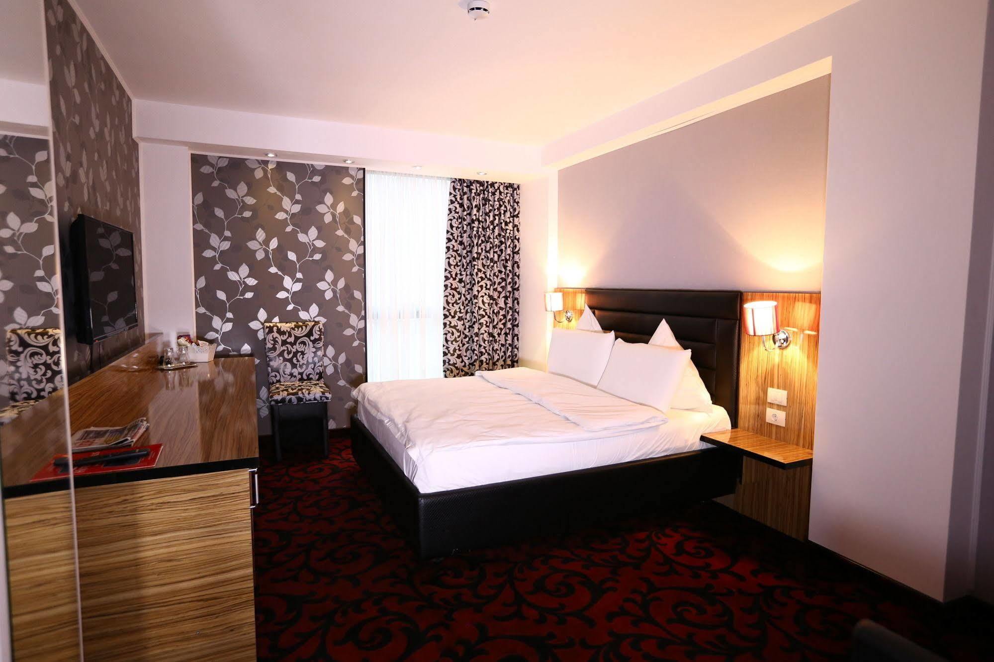 Hotel Articus Craiova Buitenkant foto