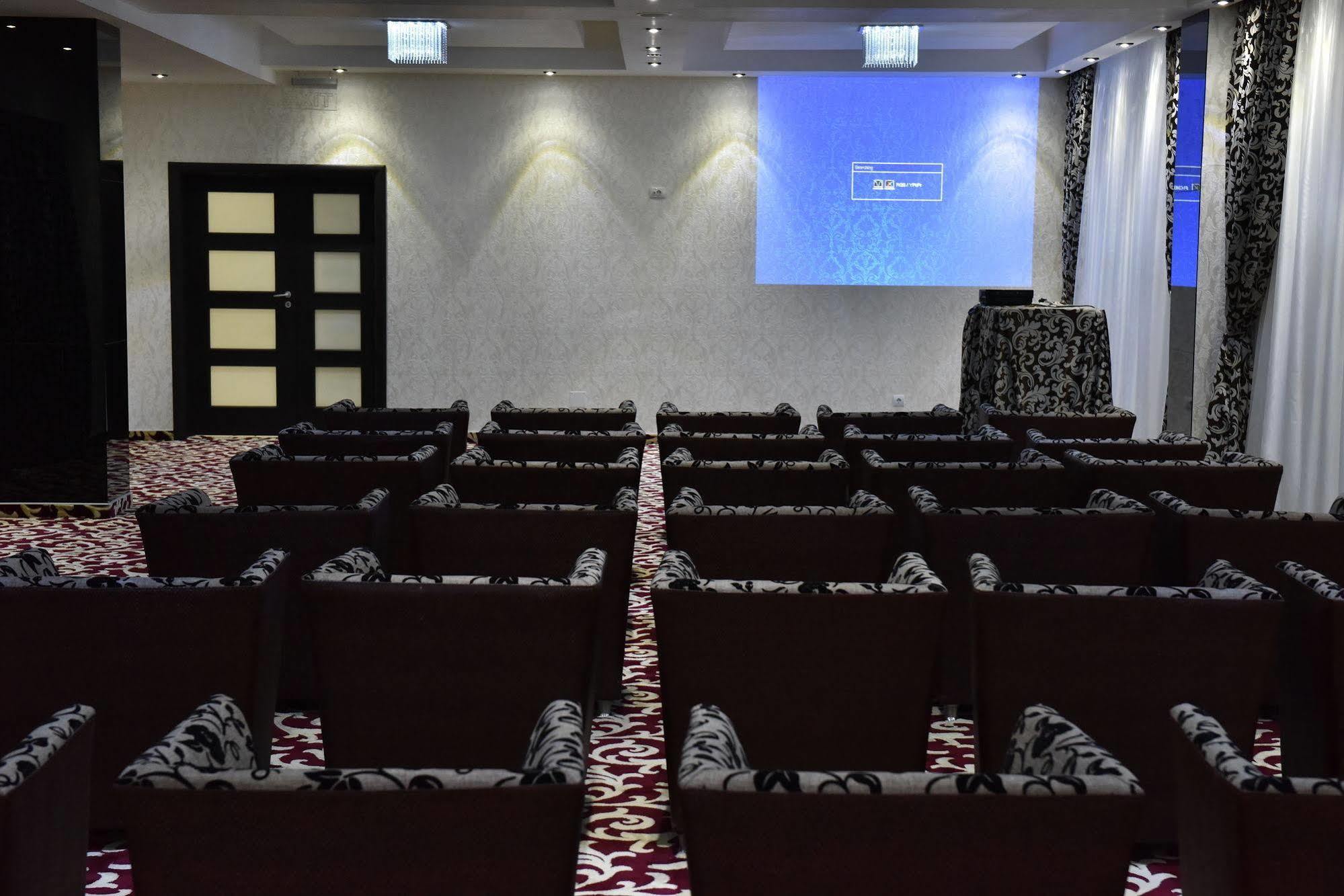 Hotel Articus Craiova Buitenkant foto