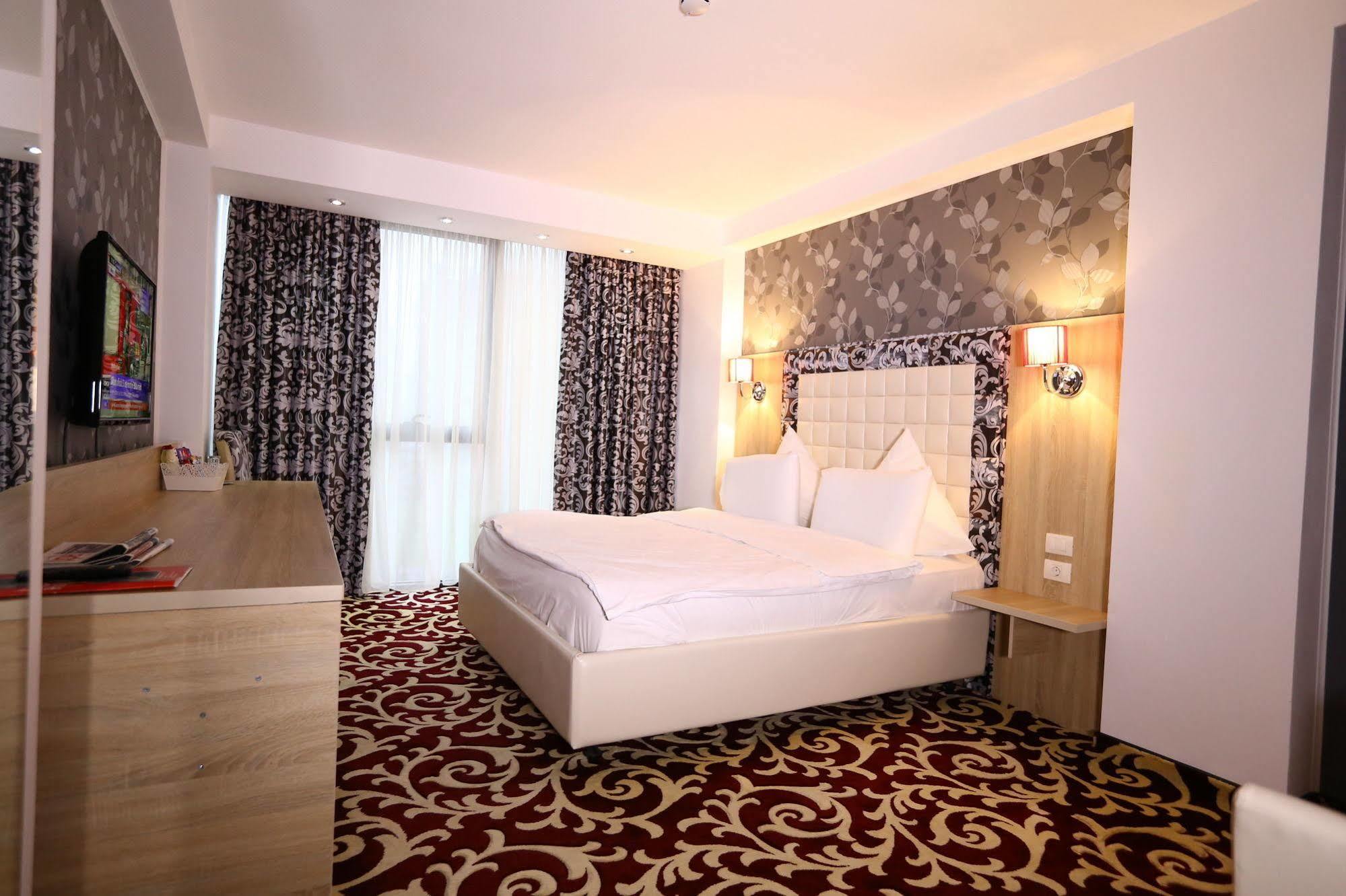 Hotel Articus Craiova Buitenkant foto