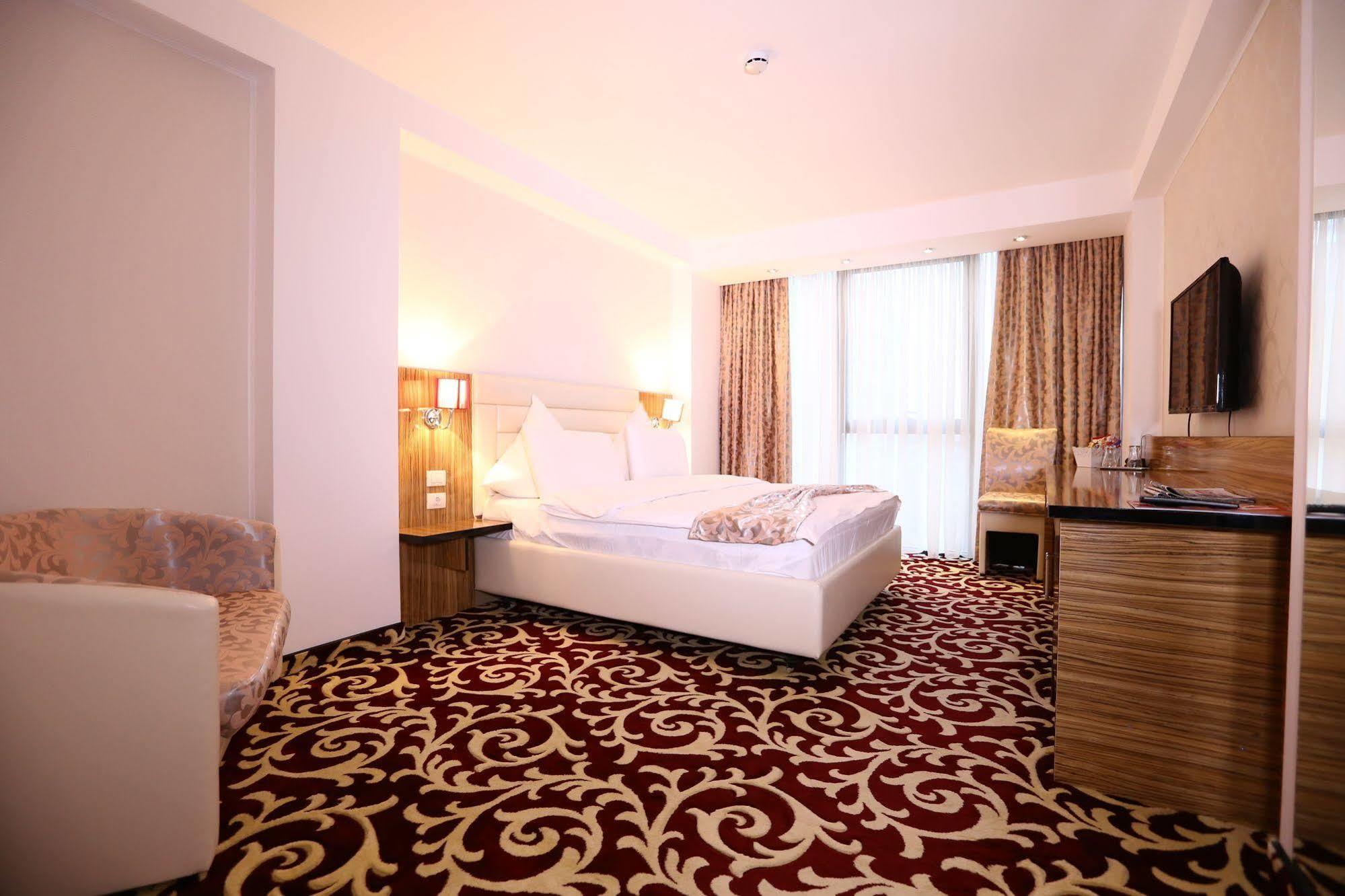 Hotel Articus Craiova Buitenkant foto